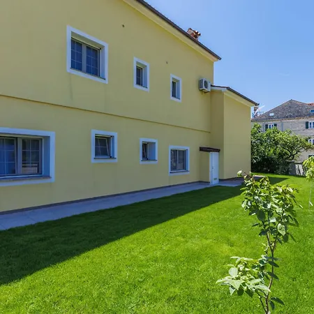 Nino-4 By Interhome Lejlighed